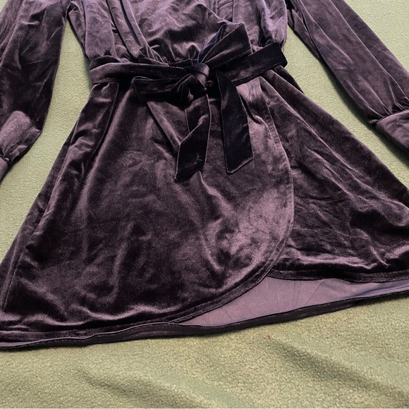 Kittenish Velvet Wrap Dress - Picture 4 of 16